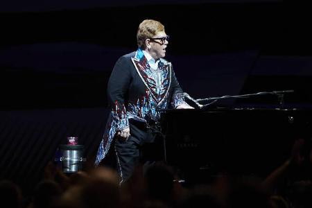 …Elton John. Nachdem Elton sich 1987 der notwendigen OP unterzogen hatte, klang seine Stimme anschließend wesentlich tiefer.