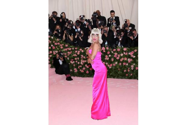 …half nicht gerade dabei, die Gerüchte im Keim zu ersticken. Doch jetzt feixte Lady Gaga: 