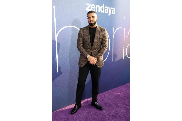 Die Antwort kam wenig später. Während sich alle noch über das Traumpaar freuten, hatten Drake und J.Lo heimlich im Studio zu...