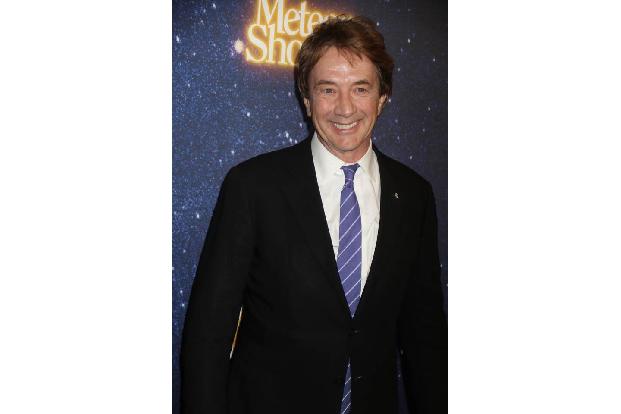 ...Martin Short zu sich ein, um das Prozedere zusammen durchzustehen. Die Schauspieler treffen sich am Abend vor der Untersu...