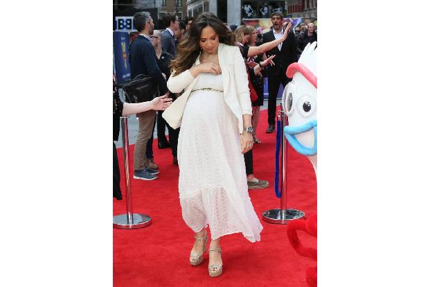 Auch das Oberteil von Myleene Klass wollte nicht so richtig sitzen und die Schauspielerin rückte ihr Kleid bei der europäisc...