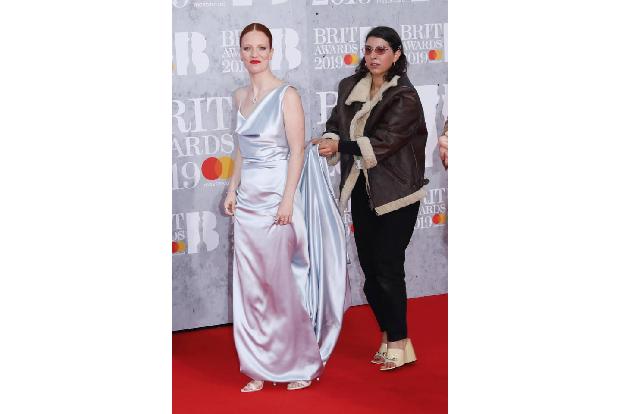 Jess Glynne hatte bei den Brit Awards 2019 gleich eine Assistentin mit dabei, die die Schleppe ihres langes Silberkleides hi...