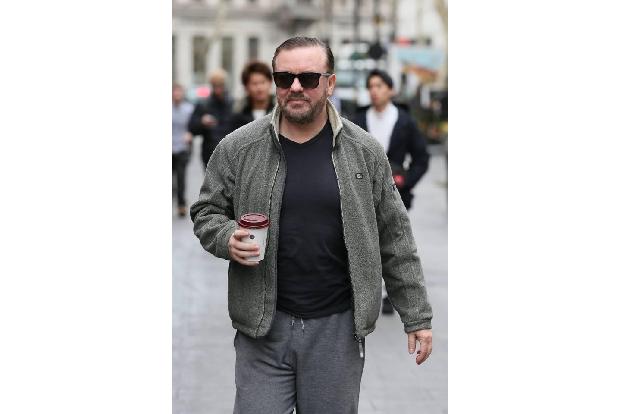 ...200.000 Pfund wurden 2009 von Ricky Gervais' Konto für den Kauf von Goldbarren abgebucht. Diebe hatten ein Foto des Comed...