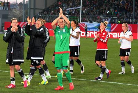 Sportlich ist Nadine Angerer auf jeden Fall. Aber ob ein Fußball-Weltmeistertitel beim Schlittschuhlaufen hilft? Wir werden ...
