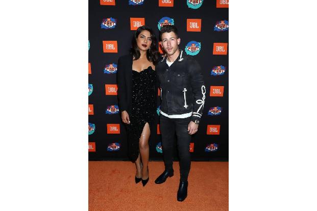 Sänger Nick Jonas (hier mit seiner Frau Priyanka Chopra) ist The Rock schon einen Schritt voraus: Gemeinsam mit dem Designer...