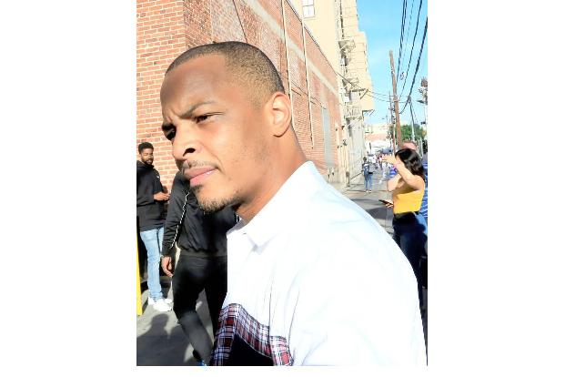 T.I. hat nämlich Einsicht in die Krankenakten und lässt sich von Deyjahs Gynäkologen bestätigen, dass sie noch Jungfrau ist....