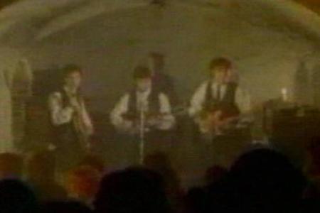 Die Beatles sind quasi die Begründer der ungewöhnlichen Locations: Ihr Auftritt auf dem Dach ihrer Plattenfirma Apple 1969 g...