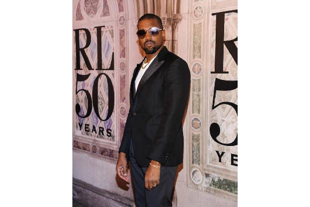 Kanye West schnappte sich 2010 auf einem Flug mit Delta Airlines das Mikro von einer Flugbegleiterin und rappte seinen Mitre...