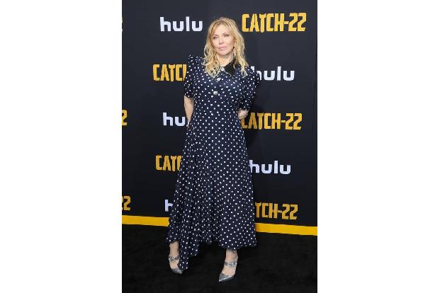 ...wie Rocklegende Courtney Love bei der 'Catch-22‘-Premiere im TCL Chinese Theatre in Hollywood bewies. Dort erschien die S...