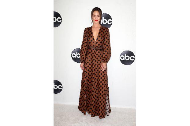 Für eine elegante Variante in Braun und Schwarz hatte sich Schauspielerin Leighton Meester bei der Disney ABC Television Hos...