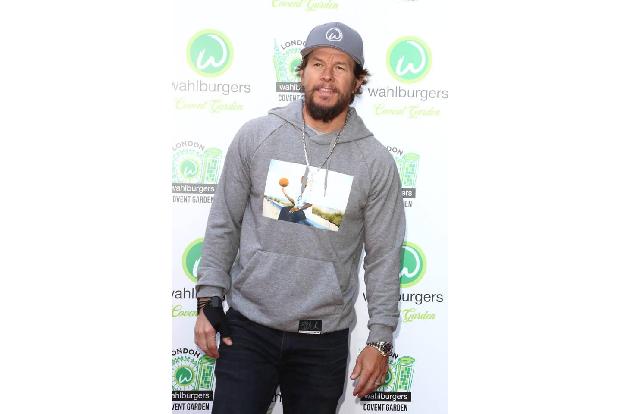 ...spritzt bei Mark Wahlberg zwar nicht, er hat aber auch einen dritten Nippel, der in Filmen immer gut versteckt ist. Mit e...