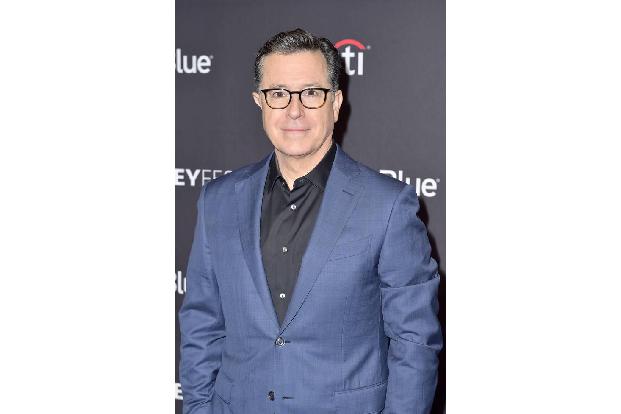 ...näherem Hinsehen fällt auf, dass Talkshow-Master Stephen Colbert ein hervorstehendes rechtes Ohr hat, das oben nach außen...