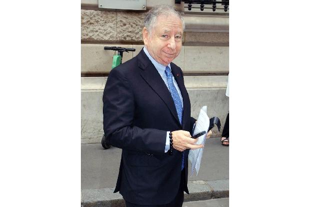 Von wegen Mode ist nur Frauensache! FIA-Präsident Jean Todt ließ es sich nicht nehmen, bei einer Veranstaltung vorbeizuschau...