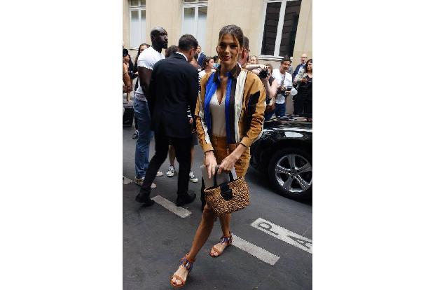 Natürlich wimmelt es während der Fashion Week nur so von Models. Iris Mittenaere ist jedoch noch mehr: 2016 wurde die Franzö...