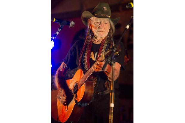 ...Willie Nelson nicht nur für seine Musik, sondern auch für seine Zöpfe. Die hatte er sich in den 80ern abgeschnitten und e...