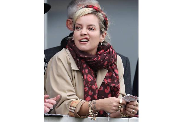 ...Lily Allen hat kein Problem damit, Zuschauern mit trotzig hochgezogener Oberlippe zu zeigen, wie sie sich gerade fühlt. W...