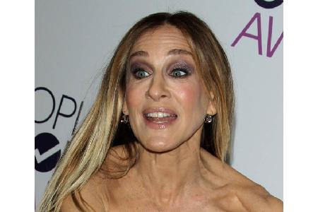 Wir wissen nicht, wen Sarah Jessica Parker hier erblickt hat, aber wir tippen auf eine besonders große Spinne. Hilfe!