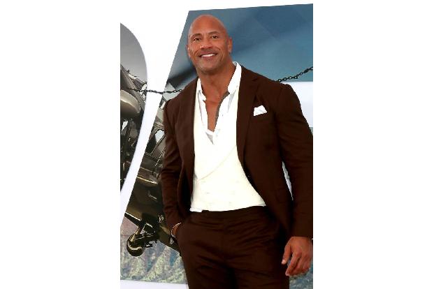 ...Dwayne Johnson fing als Wrestler an - wie sein Vater es auch war. Der wusste, wie fordernd der Job ist und riet seinem So...