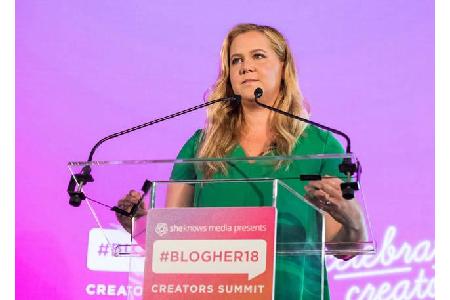 Amy Schumer ging zwei Wochen nach der Geburt ihres Sohnes wieder arbeiten. Die Elternpolizei rückte mit digitalem Blaulicht ...