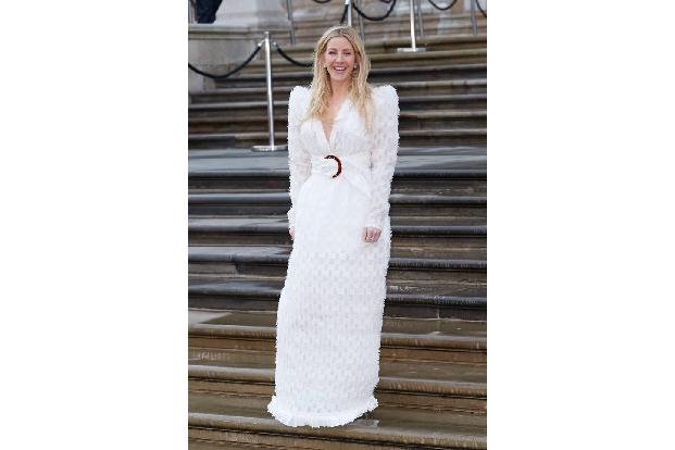 Ellie Goulding trifft weder das eine noch das andere: Dieses White Dress gehört in die Mottenkiste, nicht auf einen Red Carp...