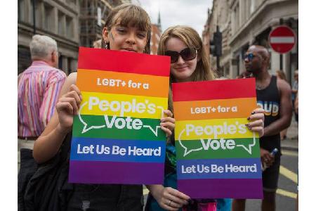 ...war Platz. Hier fordern Aktivisten beispielsweise ein zweites Brexit-Referendum. Es war trotz der oft ernsten Untertöne, ...