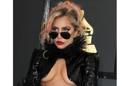 ...Kollegin Lady Gaga erblickt, die derweil einen lasziven Blick über den Rand ihres Gesichtsschmucks gleiten lässt. Von...