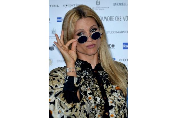Michelle Hunziker sieht immer umwerfend aus, auch die Tarnbrille wirkt bei der Moderatorin elegant.