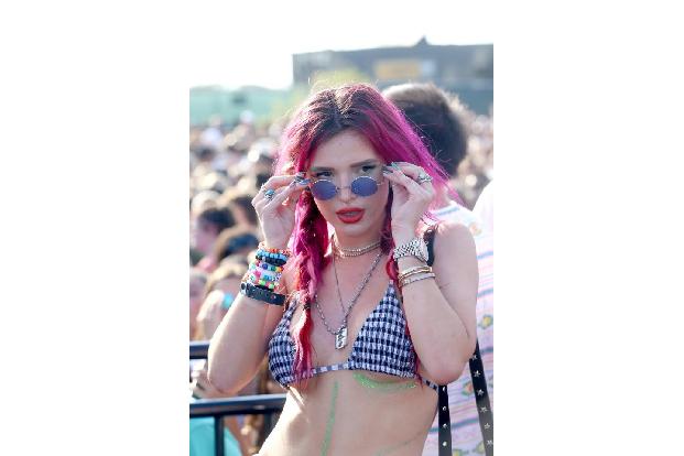 ...Bella Thorne auf einem Festival in New York den Hippie-Look so richtig rockt.