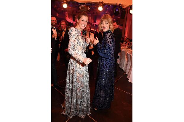 ...Alexandra Maria Lara und Heike Makatsch, die sich über ein Wiedersehen sichtlich freuten. Alexandra punktete kürzlich auf...