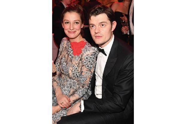 ...sowohl im Film als auch auf dem Münchener Parkett ihr Mann Sam Riley. Die beiden Turteltauben sind seit 2009 verheiratet ...