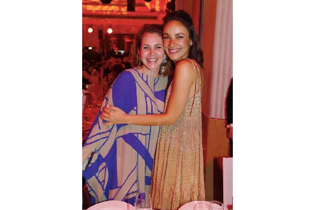 ...Felicitas Woll und Janina Uhse. Dass beide sich so gut verstehen, dürfte nicht verwundern, denn was Felicitas für die let...