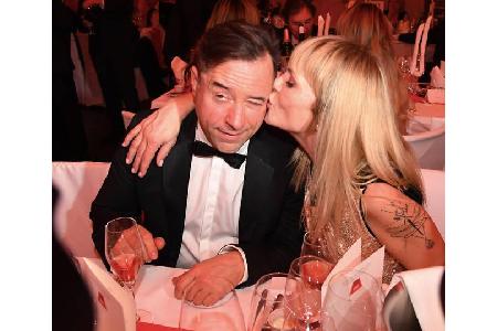...Jan Josef Liefers und seiner Frau Anna Loos zu, auch wenn der Schauspieler von dem spontanen Schmatzer seiner Liebsten et...