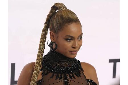 ...ist aber beileibe nicht die Einzige, denn auch Beyoncé sang einst für den in Ungnade gefallenen Sohn des ehemaligen libys...