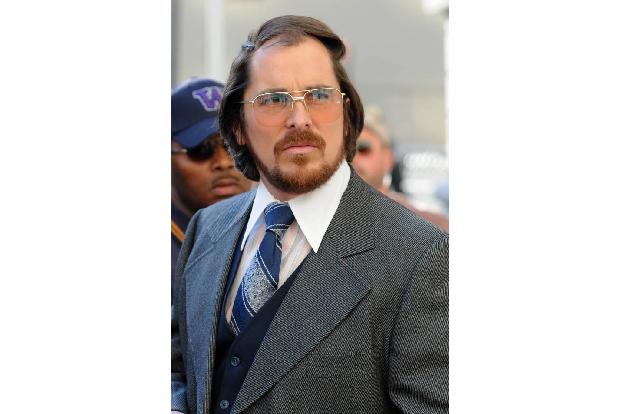 Kaum zu glauben, hier sieht man den komplett verwandelten Bale am Set von 'American Hustle'. Für seine Rolle futterte sich d...