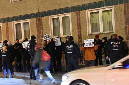 Ungefähr 70 Menschen waren mit Plakaten und Megaphonen in die Tucholskystraße in Berlin gezogen, um zu demonstrieren. Die De...