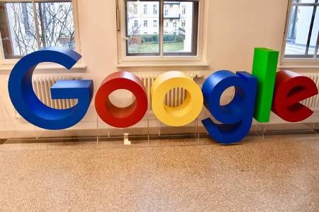 ...Google hatte sein Büro Unter den Linden aufgegeben und ist nun in den von Walter Gropius entworfenen Bau an der Museumsin...