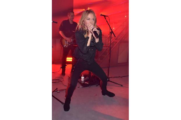 ...Eröffnungsparty nicht lumpen lassen und unter anderem die Band 2raumwohnung für die musikalische Untermalung des Abends g...