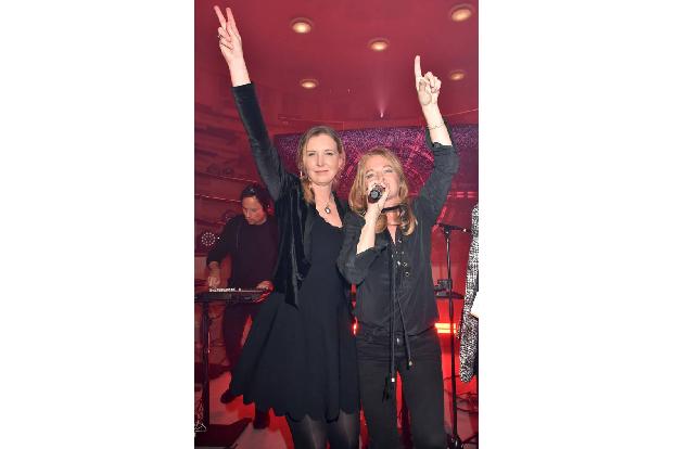 ...Kollegen zu tummeln. Jette Joop etwa wollte sich die Büroeröffnung nicht entgehen lassen und posierte glücklich mit Inga....