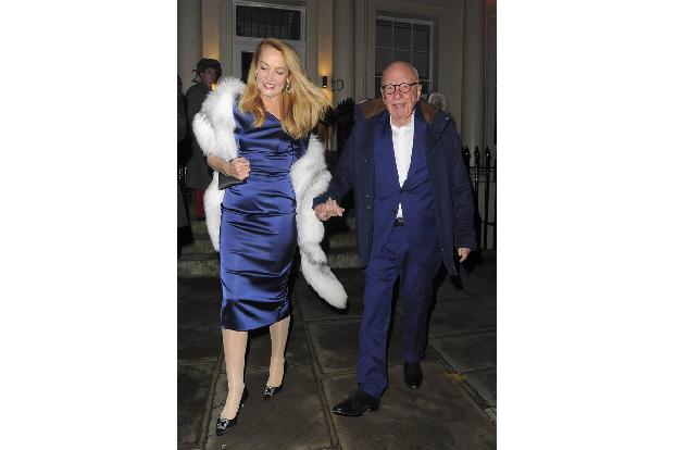 ...Jerry Hall und Rupert Murdoch. Murdoch ist schließlich ein Medienmogul, der mehrere rechte Blätter verlegt und den Abhörs...