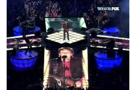 ...reißen sich die berühmtesten Namen der Musikbranche förmlich um den Pausenfüller, der die große Kohle bringt. Ex-Beatle P...