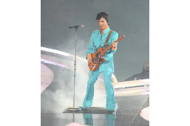 ...rockte Prince das Stadion der Miami Dolphins. Sein Auftritt begann mit einer atemberaubenden Coverversion von Queens 'We ...