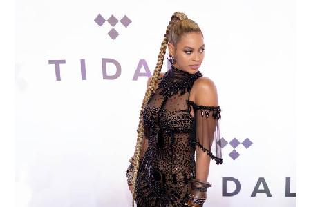 ...hatte man mit Beyoncé, Coldplay, Bruno Mars und Mark Ronson gleich eine ganze Reihe großer Namen auf der Bühne. Maroon 5 ...