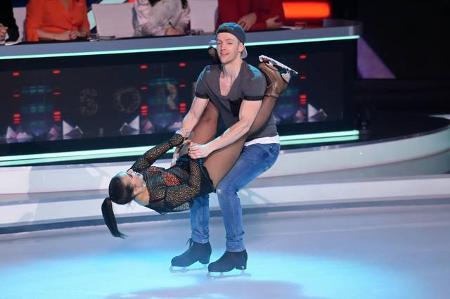 …Timur Bartels ging erst nach einigem Zögern aufs Eis. 