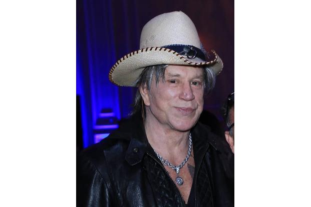 …Mickey Rourke hatten die Schönheitsoperationen einen guten Grund. Denn der Schauspieler hat eine jahrelange Karriere als Bo...