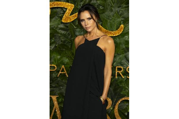 …mit ihrem Gang zum Beauty-Doc war Victoria Beckham. Zu ihren Spice Girls Zeiten ließ sich die Designerin ihre Brüste vergrö...