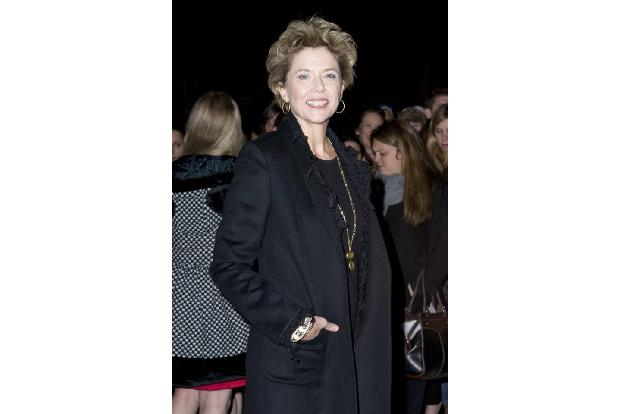 ...Annette Benning. Die Schauspielerin ist aber seit Ewigkeiten glücklich vergeben. Sie ist mit Warren Beatty verheiratet, d...