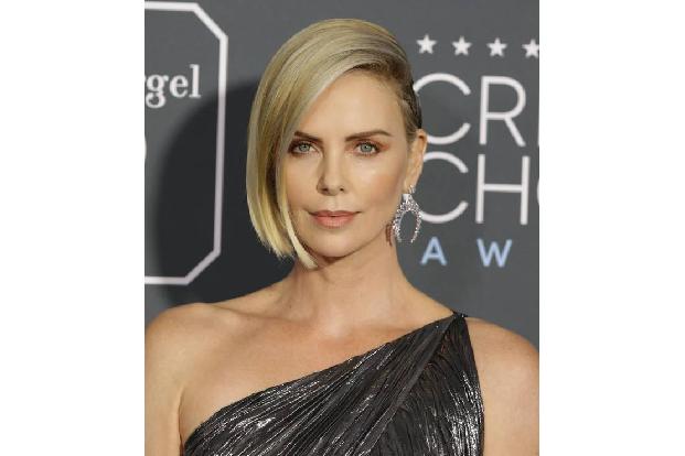 Die hat Schauspielerin Charlize Theron bereits umgesetzt. Sie adoptierte August (ein Mädchen) und den kleinen Jackson. Angeb...