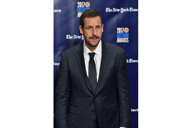 ...Adam Sandler, der aber zumindest in den USA immer wieder die Kassen klingeln lässt - da können Kritiker noch so schreien,...