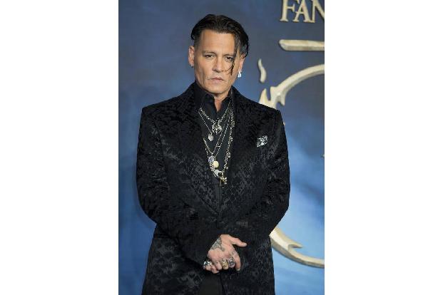 ...'Fluch der Karibik' hätte man spätestens nach dem dritten Teil begraben sollen. Aber nein, das Franchise mit Johnny Depp ...