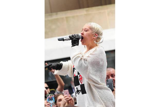 ...Christina Aguilera nicht, denn die Sängerin trat auf der Silvesterfeier am New Yorker Times Square auf und begeisterte ih...